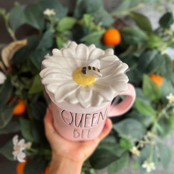✨NEW🌸Rae Dunn Queen Bee Mug with Daisy Flower Topper🍃🐝 - Picture 5 of 15
